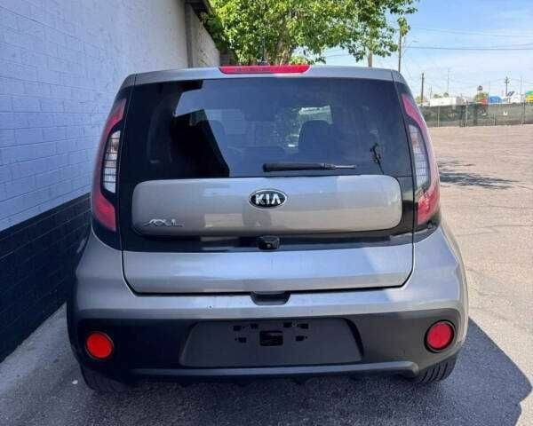 Сірий Кіа Soul, об'ємом двигуна 1.6 л та пробігом 145 тис. км за 1900 $, фото 3 на Automoto.ua