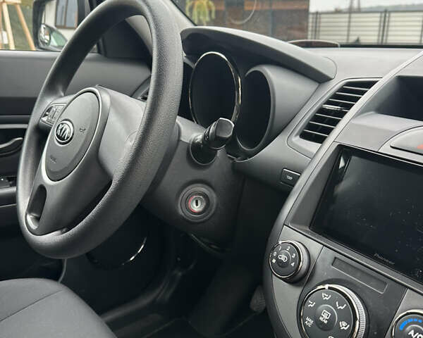 Киа Soul 2009 в Виннице на Automoto.ua Серый Киа Soul, объемом двигателя 1.6 л и пробегом 163 тыс. км за 7700 $, фото 28 на Automoto.ua
