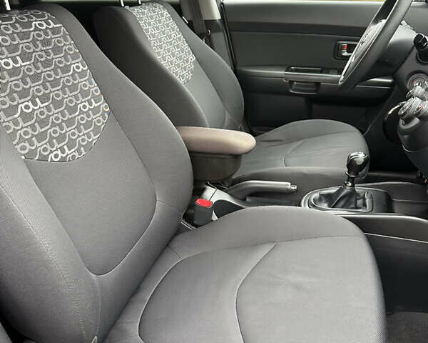 Киа Soul 2009 в Виннице на Automoto.ua Серый Киа Soul, объемом двигателя 1.6 л и пробегом 163 тыс. км за 7700 $, фото 30 на Automoto.ua