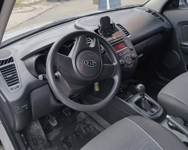Серый Киа Soul, объемом двигателя 1.59 л и пробегом 106 тыс. км за 8000 $, фото 9 на Automoto.ua