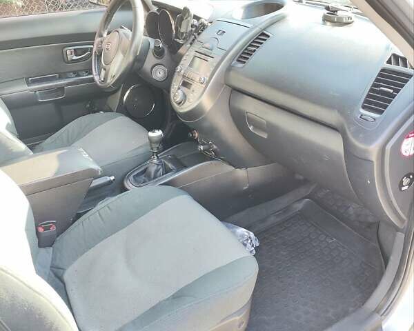 Серый Киа Soul, объемом двигателя 1.58 л и пробегом 209 тыс. км за 7800 $, фото 12 на Automoto.ua