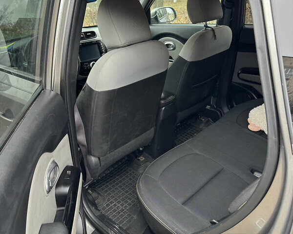 Сірий Кіа Soul, об'ємом двигуна 2 л та пробігом 114 тис. км за 10700 $, фото 6 на Automoto.ua