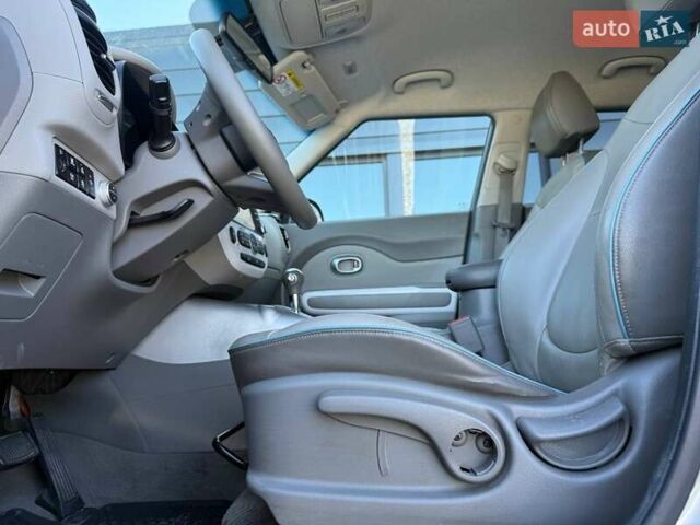 Серый Киа Soul, объемом двигателя 0 л и пробегом 145 тыс. км за 6000 $, фото 18 на Automoto.ua