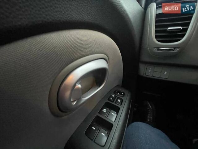 Серый Киа Soul, объемом двигателя 1.59 л и пробегом 122 тыс. км за 10000 $, фото 9 на Automoto.ua