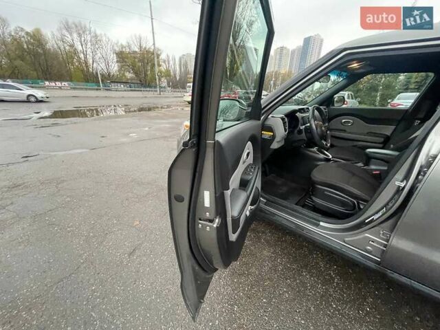 Серый Киа Soul, объемом двигателя 1.59 л и пробегом 122 тыс. км за 10000 $, фото 13 на Automoto.ua