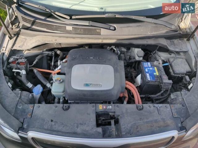 Серый Киа Soul, объемом двигателя 0 л и пробегом 92 тыс. км за 8000 $, фото 18 на Automoto.ua