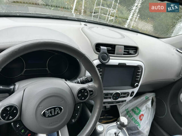 Сірий Кіа Soul, об'ємом двигуна 0 л та пробігом 143 тис. км за 7600 $, фото 4 на Automoto.ua