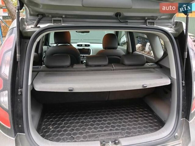 Серый Киа Soul, объемом двигателя 0 л и пробегом 143 тыс. км за 7200 $, фото 2 на Automoto.ua