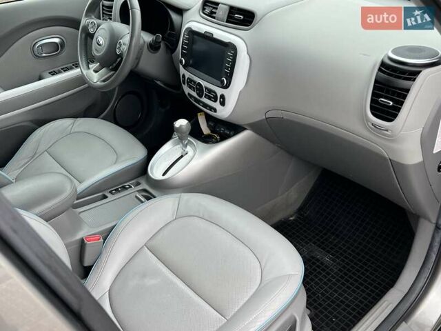 Сірий Кіа Soul, об'ємом двигуна 0 л та пробігом 107 тис. км за 6750 $, фото 17 на Automoto.ua