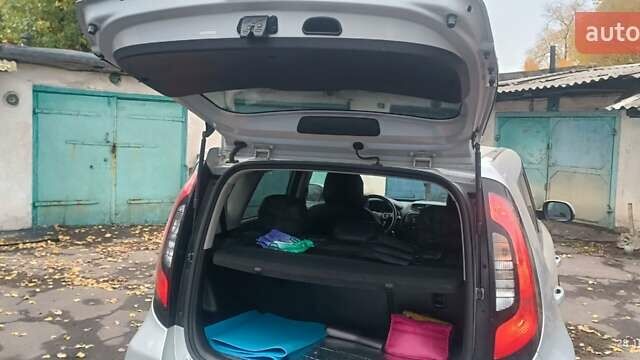 Киа Soul 2016 в Першотравенске на Automoto.ua Серый Киа Soul, объемом двигателя 2 л и пробегом 75 тыс. км за 13500 $, фото 13 на Automoto.ua