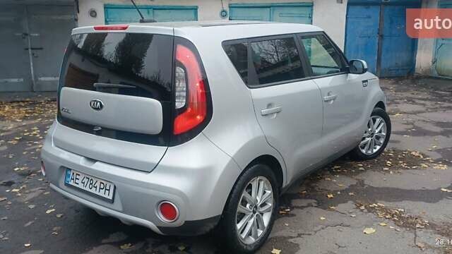 Киа Soul 2016 в Першотравенске на Automoto.ua Серый Киа Soul, объемом двигателя 2 л и пробегом 75 тыс. км за 13500 $, фото 4 на Automoto.ua