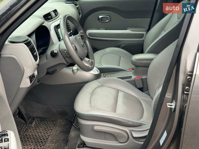 Киа Soul 2017 в Виннице на Automoto.ua Серый Киа Soul, объемом двигателя 0 л и пробегом 108 тыс. км за 10390 $, фото 12 на Automoto.ua