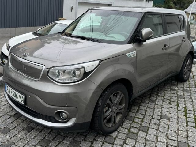 Киа Soul 2017 в Киеве на Automoto.ua Серый Киа Soul, объемом двигателя 0 л и пробегом 130 тыс. км за 7350 $, фото 1 на Automoto.ua