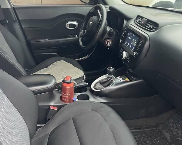Сірий Кіа Soul, об'ємом двигуна 2 л та пробігом 139 тис. км за 10000 $, фото 7 на Automoto.ua