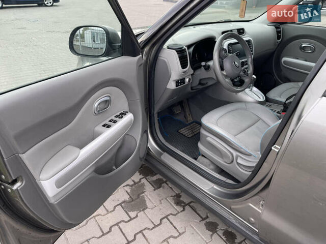 Киа Soul 2017 в Нововолынск на Automoto.ua Серый Киа Soul, объемом двигателя 0 л и пробегом 135 тыс. км за 10700 $, фото 6 на Automoto.ua