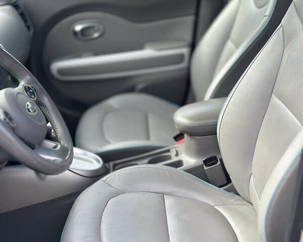 Сірий Кіа Soul, об'ємом двигуна 0 л та пробігом 161 тис. км за 10350 $, фото 17 на Automoto.ua