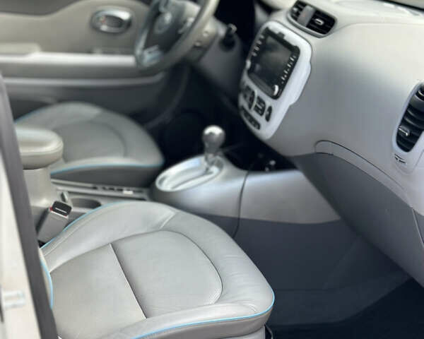 Сірий Кіа Soul, об'ємом двигуна 0 л та пробігом 161 тис. км за 10200 $, фото 43 на Automoto.ua