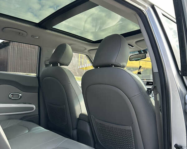 Сірий Кіа Soul, об'ємом двигуна 0 л та пробігом 161 тис. км за 10200 $, фото 54 на Automoto.ua