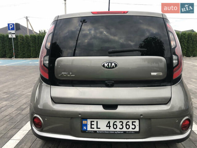 Сірий Кіа Soul, об'ємом двигуна 0 л та пробігом 130 тис. км за 10500 $, фото 7 на Automoto.ua