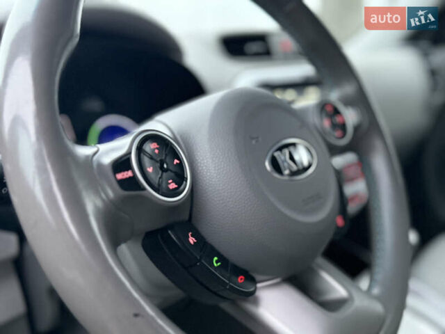Сірий Кіа Soul, об'ємом двигуна 0 л та пробігом 141 тис. км за 10444 $, фото 43 на Automoto.ua