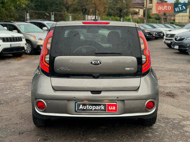 Киа Soul 2017 в Виннице на Automoto.ua Серый Киа Soul, объемом двигателя 0 л и пробегом 108 тыс. км за 10390 $, фото 5 на Automoto.ua