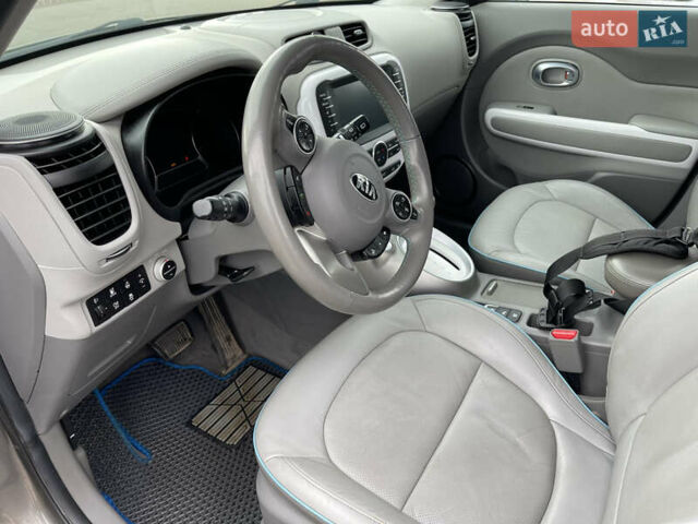 Киа Soul 2017 в Нововолынск на Automoto.ua Серый Киа Soul, объемом двигателя 0 л и пробегом 135 тыс. км за 10700 $, фото 4 на Automoto.ua