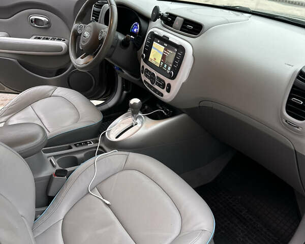 Сірий Кіа Soul, об'ємом двигуна 0 л та пробігом 142 тис. км за 10550 $, фото 10 на Automoto.ua