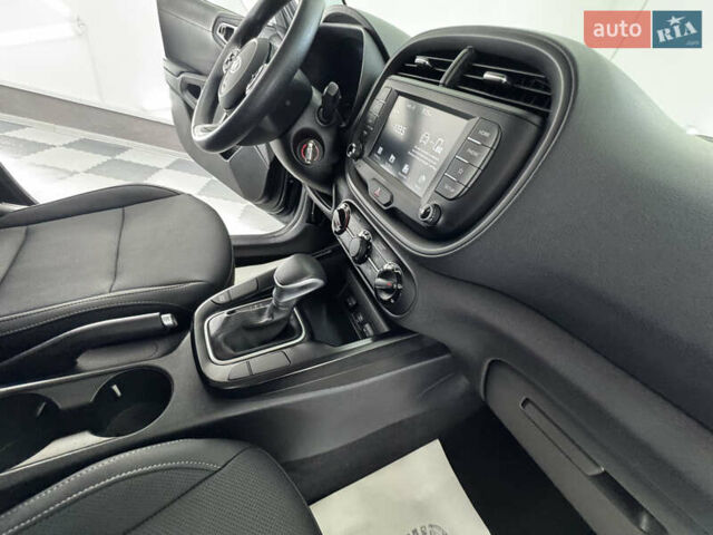 Серый Киа Soul, объемом двигателя 2 л и пробегом 104 тыс. км за 14999 $, фото 60 на Automoto.ua