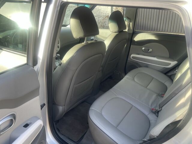 Сірий Кіа Soul, об'ємом двигуна 0 л та пробігом 60 тис. км за 10000 $, фото 7 на Automoto.ua