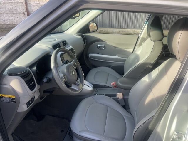 Сірий Кіа Soul, об'ємом двигуна 0 л та пробігом 60 тис. км за 10000 $, фото 10 на Automoto.ua