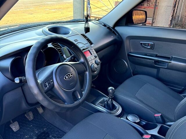 Синий Киа Soul, объемом двигателя 1.6 л и пробегом 225 тыс. км за 8000 $, фото 3 на Automoto.ua