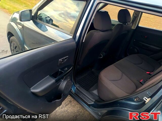 Синий Киа Soul, объемом двигателя 1.6 л и пробегом 159 тыс. км за 6000 $, фото 5 на Automoto.ua
