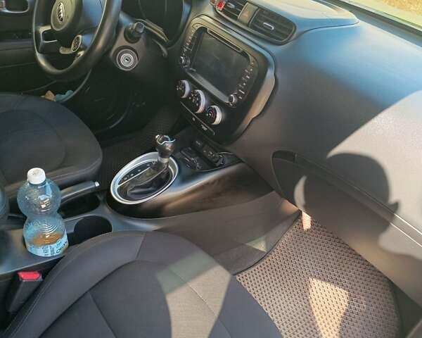 Зеленый Киа Soul, объемом двигателя 1.6 л и пробегом 133 тыс. км за 10000 $, фото 2 на Automoto.ua