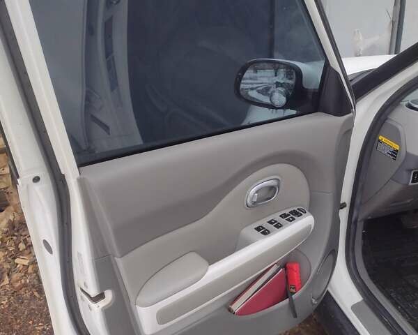 Білий Кіа Soul EV, об'ємом двигуна 0 л та пробігом 132 тис. км за 9500 $, фото 8 на Automoto.ua
