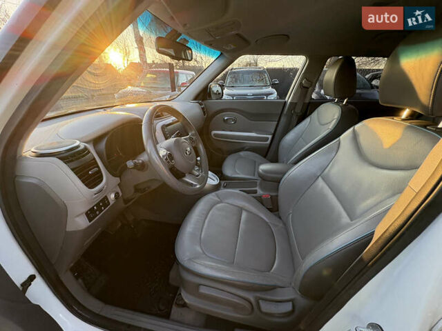 Білий Кіа Soul EV, об'ємом двигуна 0 л та пробігом 151 тис. км за 5900 $, фото 21 на Automoto.ua