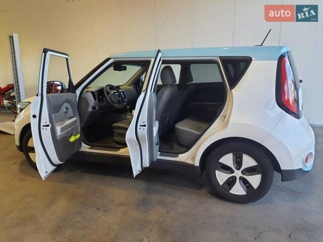 Кіа Soul EV 2015 у Києві на Automoto.ua Білий Кіа Soul EV, об'ємом двигуна 0 л та пробігом 91 тис. км за 6700 $, фото 29 на Automoto.ua