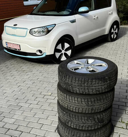 Белый Киа Soul EV, объемом двигателя 0 л и пробегом 126 тыс. км за 6300 $, фото 1 на Automoto.ua