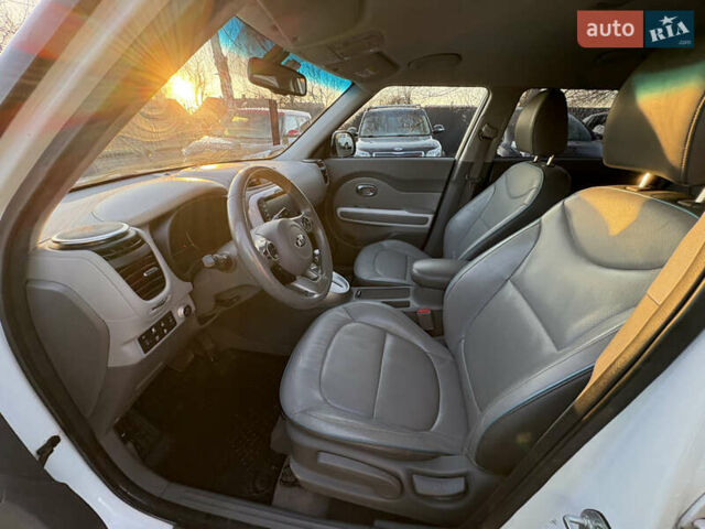 Білий Кіа Soul EV, об'ємом двигуна 0 л та пробігом 151 тис. км за 5900 $, фото 20 на Automoto.ua