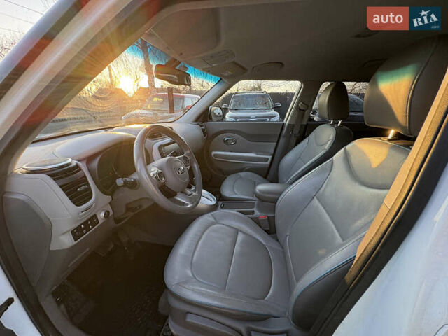 Білий Кіа Soul EV, об'ємом двигуна 0 л та пробігом 151 тис. км за 5900 $, фото 20 на Automoto.ua
