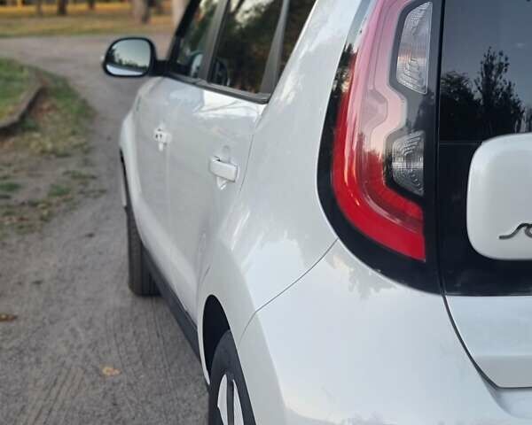 Белый Киа Soul EV, объемом двигателя 0 л и пробегом 111 тыс. км за 7500 $, фото 7 на Automoto.ua