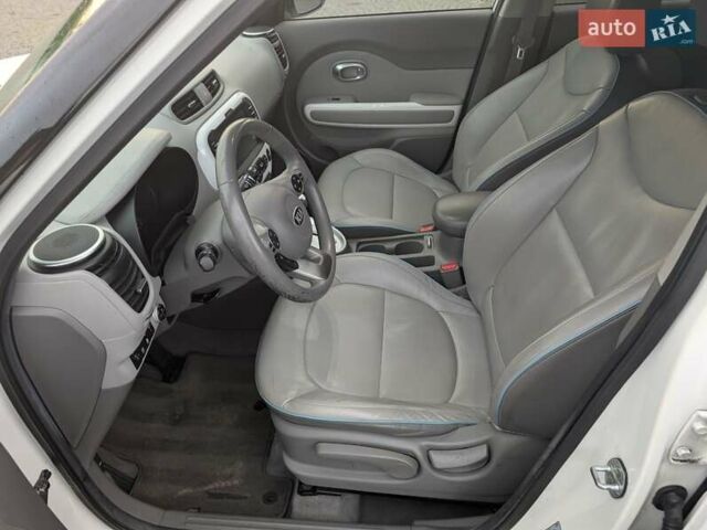 Кіа Soul EV 2015 у Жовкві на Automoto.ua Білий Кіа Soul EV, об'ємом двигуна 0 л та пробігом 160 тис. км за 9900 $, фото 8 на Automoto.ua