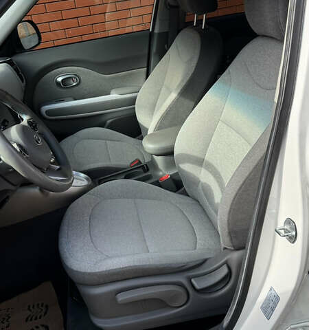 Белый Киа Soul EV, объемом двигателя 0 л и пробегом 126 тыс. км за 6300 $, фото 24 на Automoto.ua