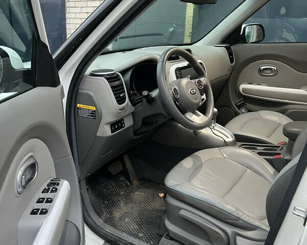Белый Киа Soul EV, объемом двигателя 0 л и пробегом 102 тыс. км за 5300 $, фото 12 на Automoto.ua