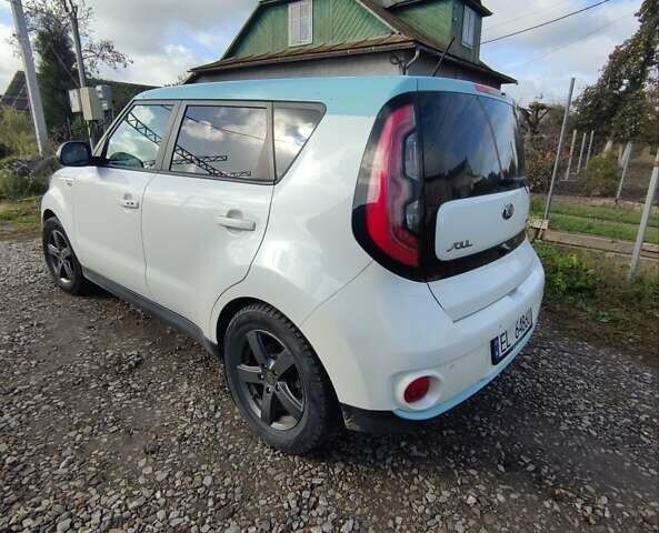 Кіа Soul EV 2015 у Івано-Франківську на Automoto.ua Білий Кіа Soul EV, об'ємом двигуна 0 л та пробігом 122 тис. км за 5800 $, фото 5 на Automoto.ua