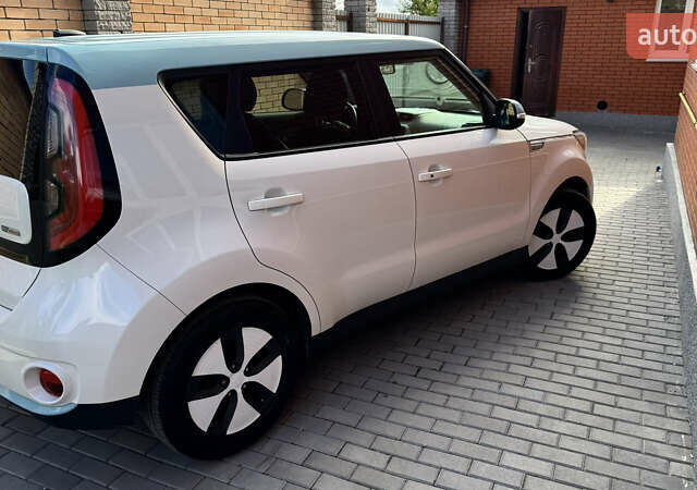 Белый Киа Soul EV, объемом двигателя 0 л и пробегом 126 тыс. км за 6300 $, фото 10 на Automoto.ua