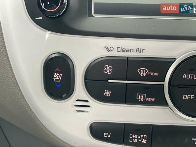 Кіа Soul EV 2016 у Луцьку на Automoto.ua Білий Кіа Soul EV, об'ємом двигуна 0 л та пробігом 116 тис. км за 7800 $, фото 37 на Automoto.ua