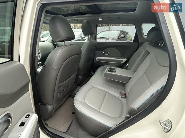Білий Кіа Soul EV, об'ємом двигуна 0 л та пробігом 72 тис. км за 12399 $, фото 20 на Automoto.ua