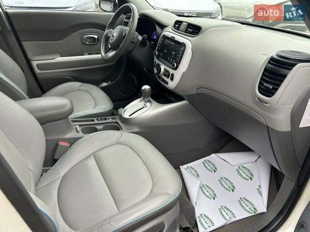 Білий Кіа Soul EV, об'ємом двигуна 0 л та пробігом 72 тис. км за 12399 $, фото 30 на Automoto.ua