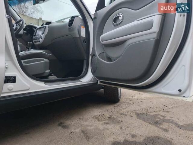 Белый Киа Soul EV, объемом двигателя 0 л и пробегом 165 тыс. км за 10600 $, фото 56 на Automoto.ua