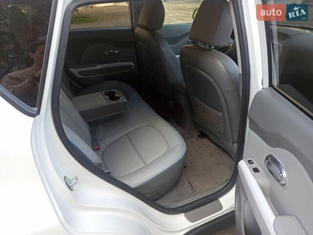 Білий Кіа Soul EV, об'ємом двигуна 0 л та пробігом 67 тис. км за 9600 $, фото 22 на Automoto.ua